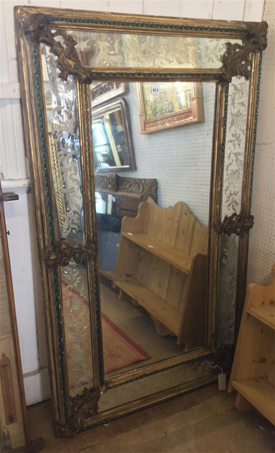 Large carved giltwood wall mirror with etched marginal plates & green spiral glass mounts (a.f)